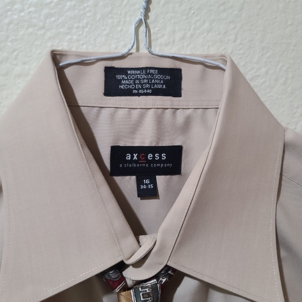 Brown Jones New York 2 piece suit. Includes 2-shirts and two ties. Coat 40R Pant